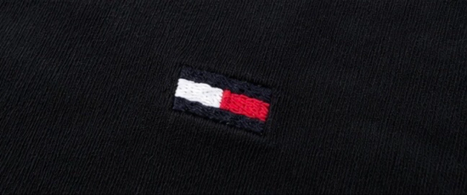 Camiseta Tommy Hilfiger Negra con cuello en pico – photo 3